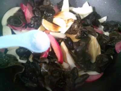 黒キクラゲと赤ソーセージの炒め物の作り方：7