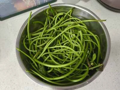 さつまいもの茎と卵の炒め物の作り方：1