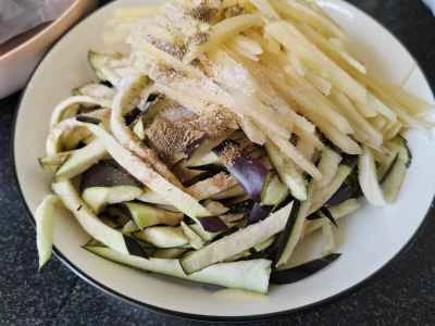 千切りジャガイモ、ナス、マンゴーの炒め物の作り方:2