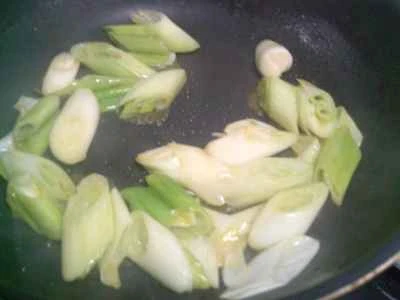 牛肉とネギと豆腐の皮の炒め物の作り方：9