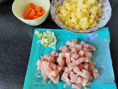 鶏胸肉とさいの目に切った野菜の炒め物の作り方：2