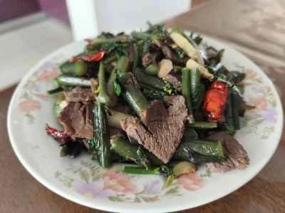 赤キャベツと牛肉の煮込み炒め