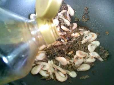 梅干しと川エビの炒め物の作り方：8