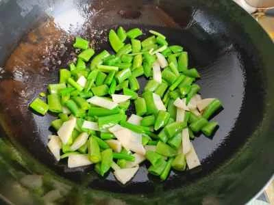 スイートピーとカシューナッツの鶏肉炒めの作り方：5