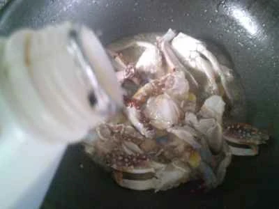 ワタリガニとアサリの炒め物の作り方：4