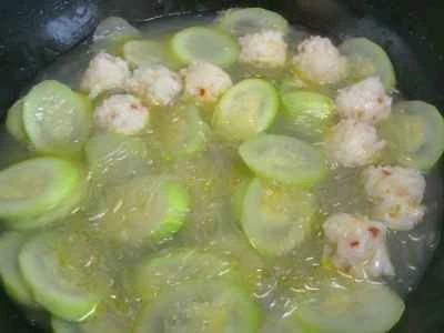 夜咲き花とこんにゃく麺を使ったエビ風味の団子の作り方：10