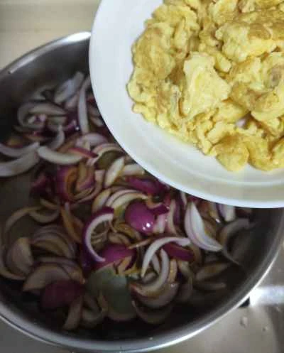 玉ねぎ入りスクランブルエッグの作り方:6