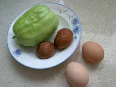 きのこ、卵、きゅうりの炒め物の作り方：1