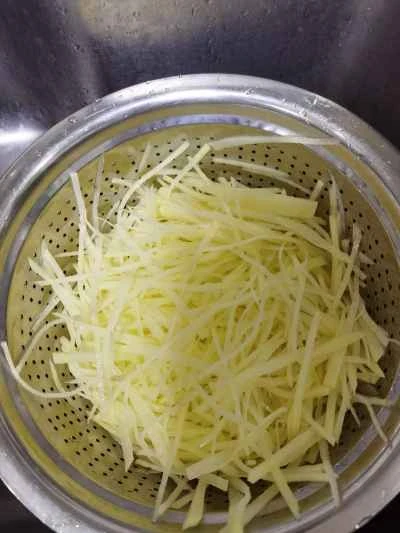 独特の風味を持つ細切りポテトの作り方：5