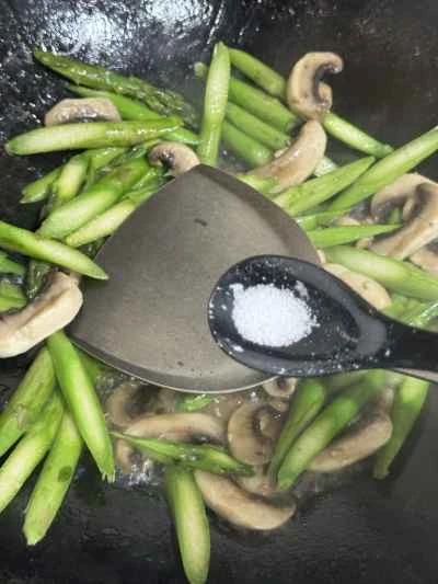 きのことアスパラガスの炒め物の作り方：5