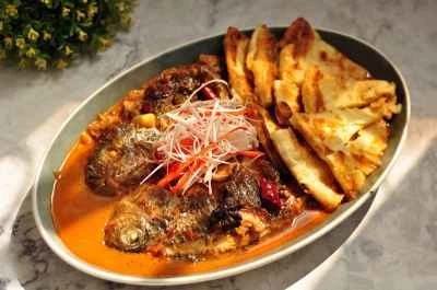 フラットブレッドを使った魚の頭のシチューのレシピ