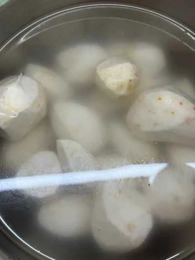 タロイモと鶏足のシチューの作り方：1