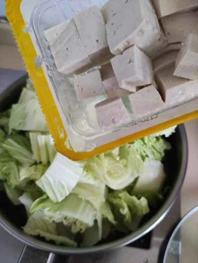 固めの豆腐とキャベツの煮込みの作り方:6
