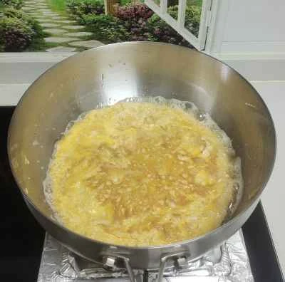 小さな銀色の魚を使ったオムレツの作り方：5