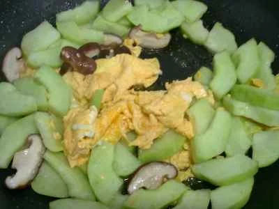 椎茸、卵、きゅうりの炒め物の作り方：9