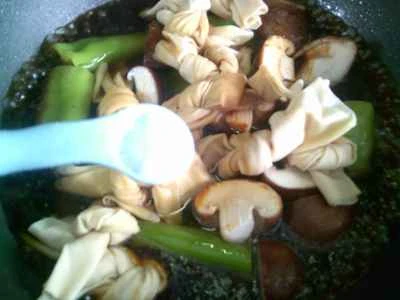 虎皮とピーマンの煮込みシイタケと豆腐の結び目を作る手順：7