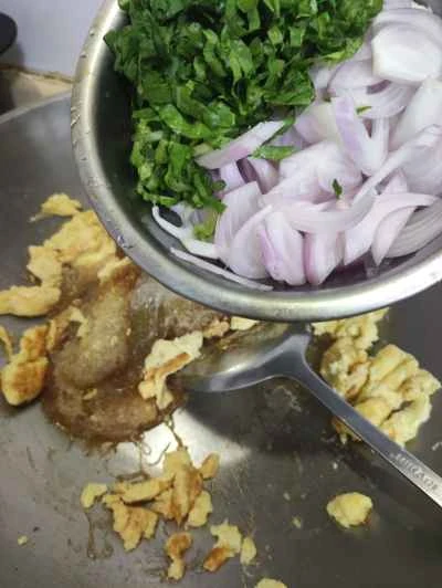 玉ねぎと卵で炒めた里芋と春雨の作り方:8