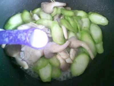 ヘチマとアサリの炒め物の作り方：9
