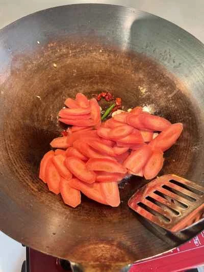 にんじん、白キクラゲ、キクラゲの卵炒めの作り方：2