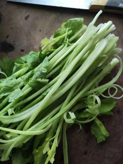 セロリ入り中華ソーセージ炒めの作り方:1