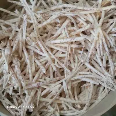 タロイモの千切りパンケーキを作る手順：1