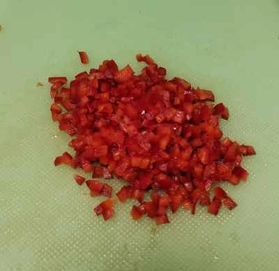 刻んだ野菜入りスクランブルエッグの作り方：1