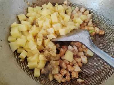 鶏胸肉とさいの目に切った野菜の炒め物の作り方：6