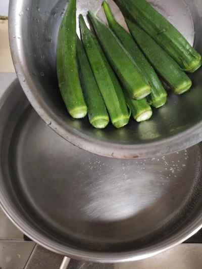 ナス、オクラ、玉ねぎの炒め物の作り方：4