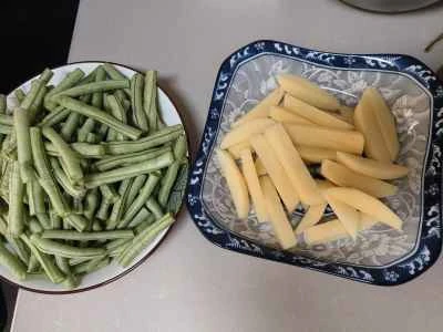 フライドポテトとインゲンの炒め物を作る手順：1