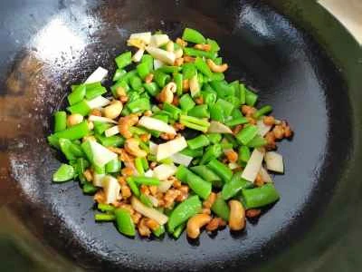 スイートピーとカシューナッツの鶏肉炒めの作り方：7