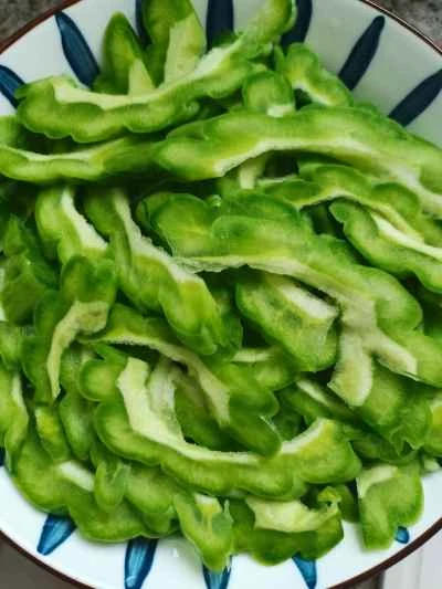 ゴーヤを炒める手順：1