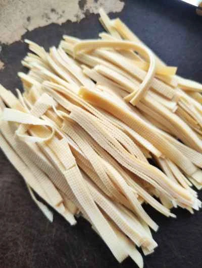 玉ねぎの細切りと豆腐の皮の細切り炒めの作り方：1