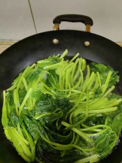 オリーブオイルを使ったほうれん草サラダの作り方：4