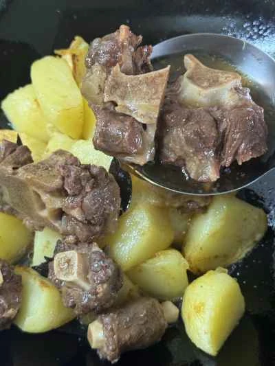 牛テールとジャガイモの煮込みの作り方：13