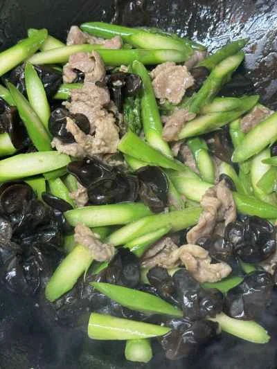 アスパラガス、キクラゲ、豚肉の炒め物の作り方：11