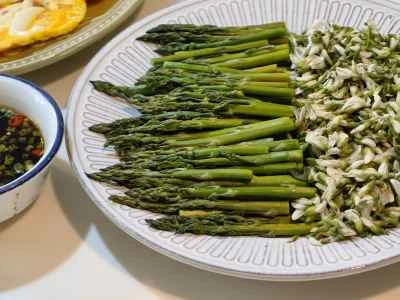 蒸しアスパラガスとイナゴマメの花のレシピ