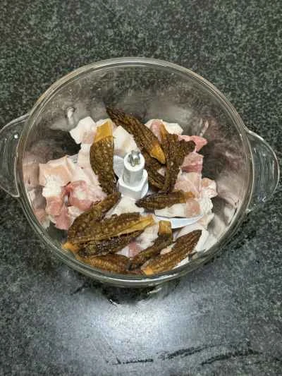 アミガサタケ入り蒸しミートローフ：5つのステップ