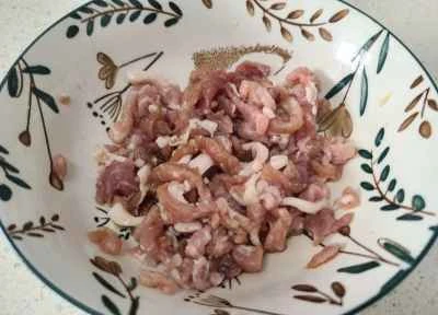 乾燥インゲンと細切り豚肉の炒め物を作る手順：1