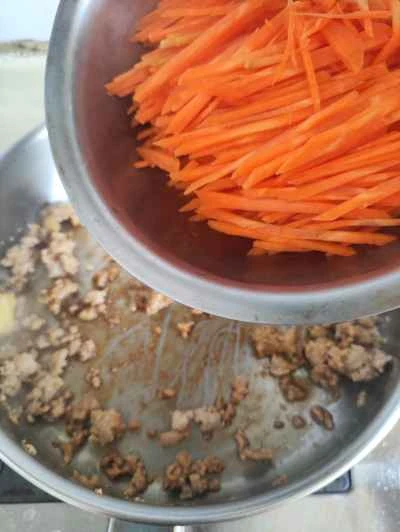 千切りニンジン、ジャガイモ、ひき肉の炒め物の作り方：6