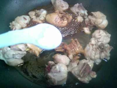 赤ピーマンとこんにゃくの結び目を使った鶏肉の煮込みの作り方：7