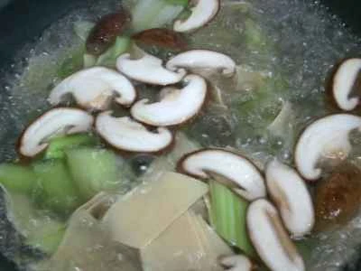 椎茸、豆腐皮、セロリの炒め物の作り方：6