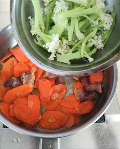 ニンジン、カリフラワー、塩漬け豚肉の炒め物の作り方：6