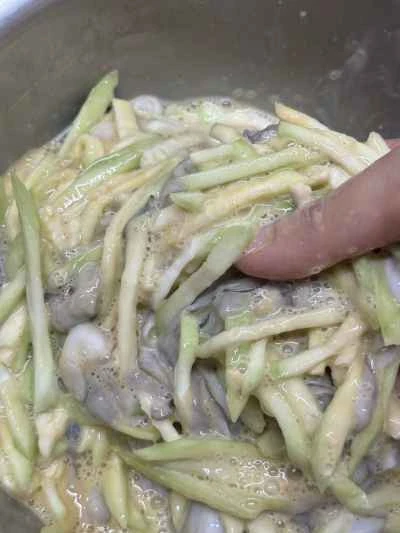 ヘチマと牡蠣のオムレツの作り方：7