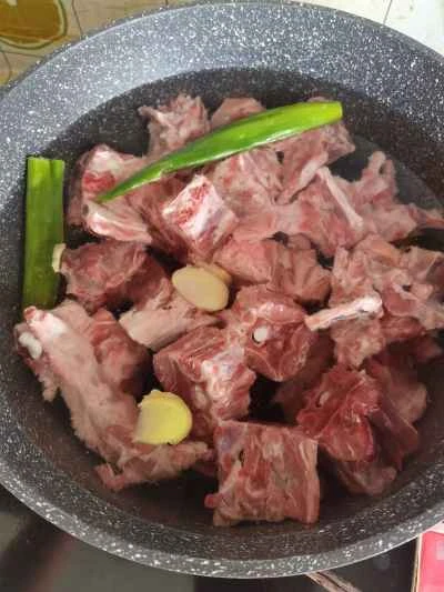 ラムの背骨の鍋の作り方：2