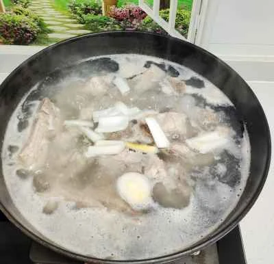 豚スペアリブの煮込みレシピの手順：2