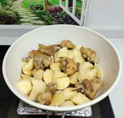 鶏もも肉とジャガイモのシチュー レシピ手順：1