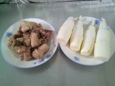 水煮タケノコ入り鶏肉の煮込みの作り方：1