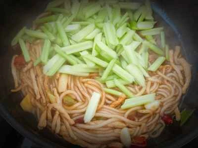 セロリ焼きそばの作り方：7