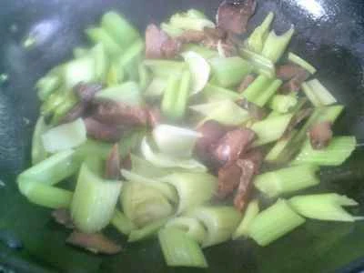 セロリと豚肉の煮込み炒めの作り方：9