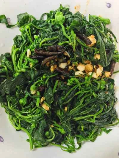 唐辛子の季節はもうすぐ終わり。唐辛子の蔓を取り除いておきましょう！調理手順：4